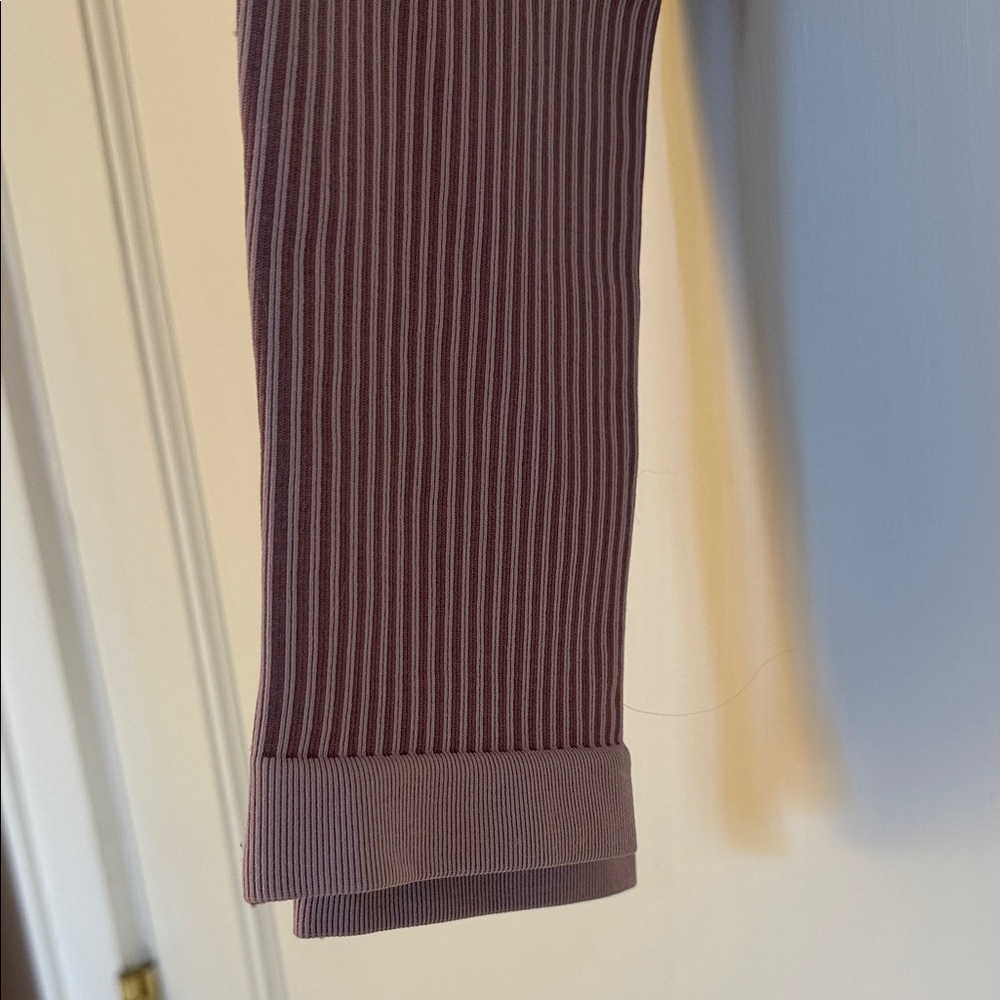 Varley Mauve High Waist Python Print Leggings Siz… - image 5